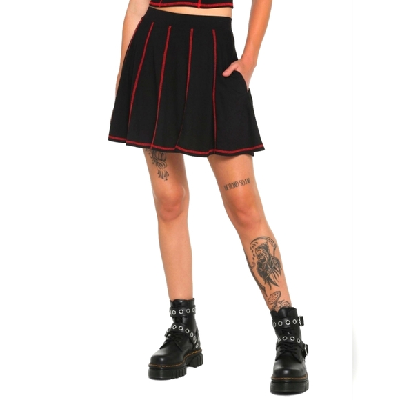 Hot Topic Dresses & Skirts - Hot Topic Black & Red Pleated Skater Mini Skirt, Size XL